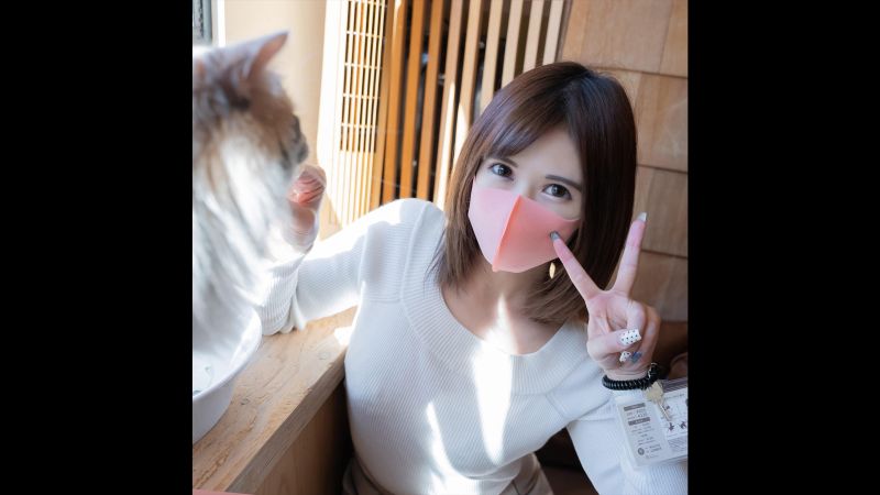 【初撮影・顔出し！！】シネマ画風！祖父の介護をしながら生計を立てる健気なカフェ店員・・・日々の性欲を持て余し悶々とした淫乱な身体に2回中出し！！さらに顔射！！！（3回射精）