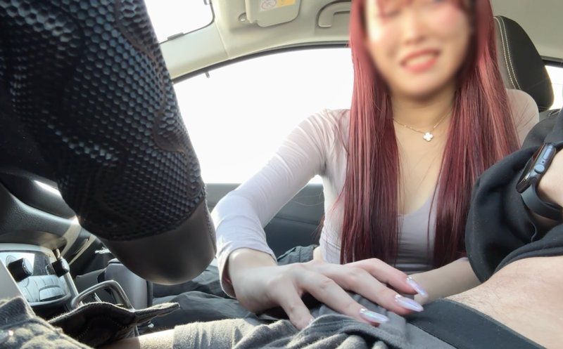 Fカップ巨乳美女にお願いして車内手コキ&フェラで抜いてもらう