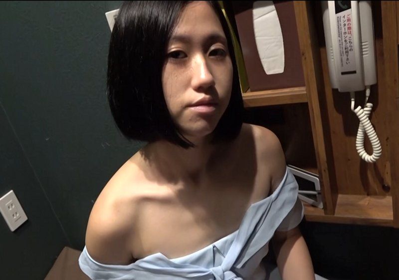 【无修正私拍】未处理阴毛的害羞贫乳女孩在漫画喫茶裡偷偷幹砲！【评论特典高画质】